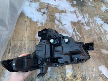 Фара правая Toyota Tundra (2021-2024) 81TU0122