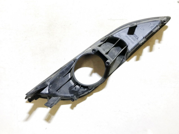 Заглушка (решетка) в бампер передний Toyota Auris (2006-2012) 8118921