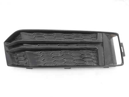 Заглушка (решетка) в бампер передний Audi A4 B9 (2015-) 0043996