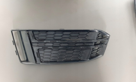 Заглушка (решетка) в бампер передний Audi A4 B9 (2015-) 0043995