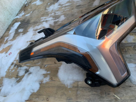 Фара правая Toyota Tundra (2021-2024) 81TU0122