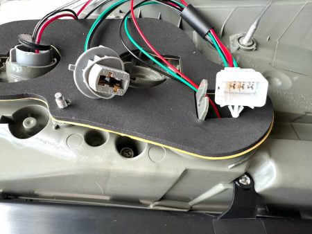 Фонарь задний левый Toyota Prius V (2011-) 81PV0703