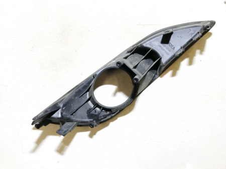 Заглушка (решетка) в бампер передний Toyota Auris (2006-2012) 8118921